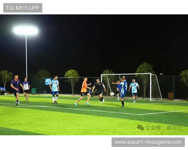 夜场足球赛事吸引年轻观众群体，夜场踢球